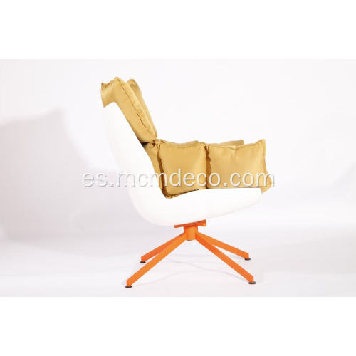 silla de cáscara blanca con cojín naranja